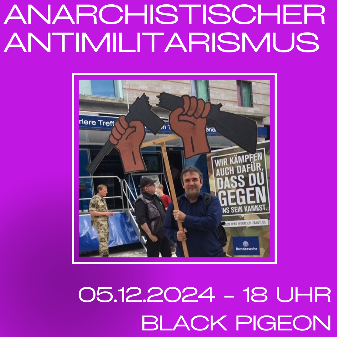 Foto von einer anmilitaristischen Aktion mit Bernd Drücke in der Mitte und einem zerbrochenen Gewehr aus Pappe, daneben ein Fake-Plakat der Bundeswehr "Wir kämpfen auch dafür, dass du gegen uns sein kannst". Im lila Rahmen drum herum: Anarchistischer Militarismus mit Datum und Ort